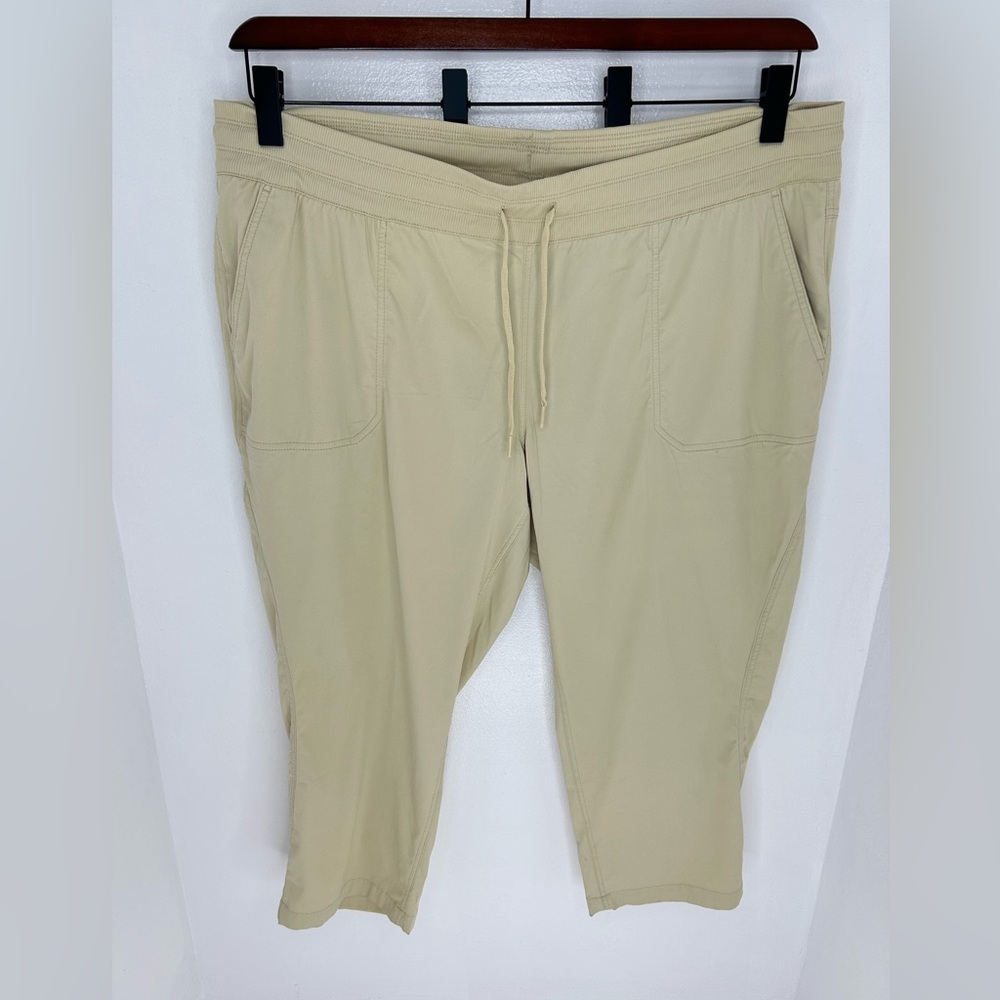 The North Face NWT Aphrodite Motion Capri Pants Size 3XL Gravel Beige 43x24.5 - Picture 2 of 14